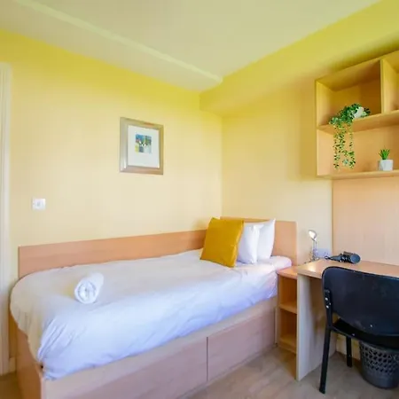 88 - Spacious Townhouse By Shortstays *