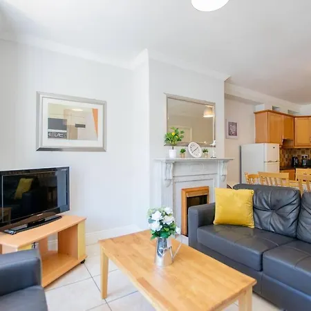 88 - Spacious Townhouse By Shortstays *
