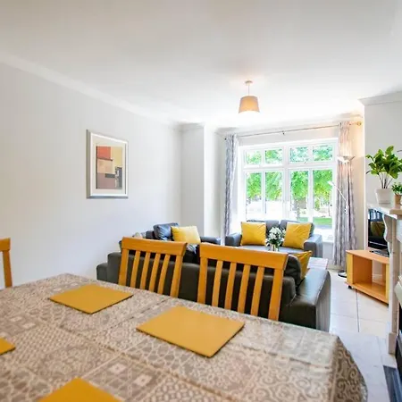 88 - Spacious Townhouse By Shortstays بيت للعطل