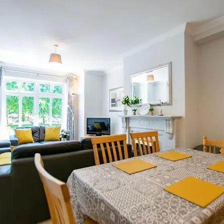 88 - Spacious Townhouse By Shortstays Holiday home