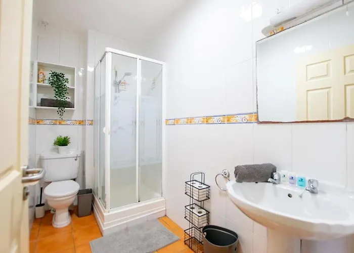 88 - Spacious Townhouse By Shortstays *